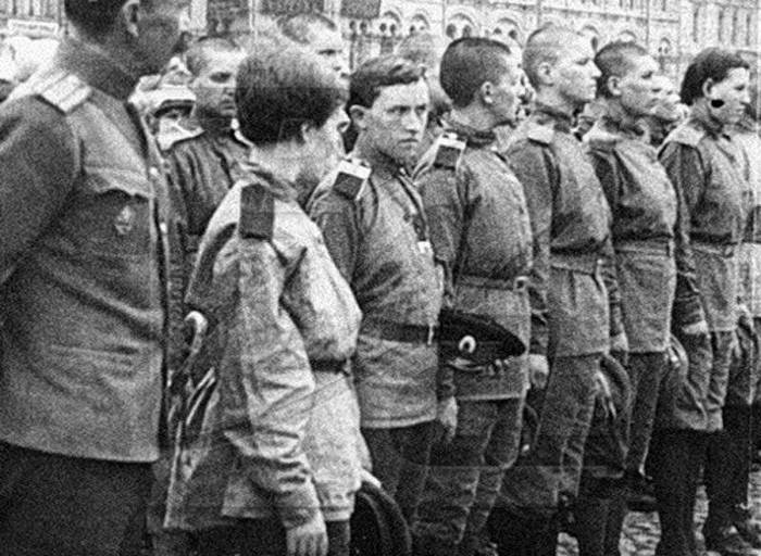 Бойцы 2-го Московского женского батальона смерти во время принятия присяги на Красной площади, лето 1917 года