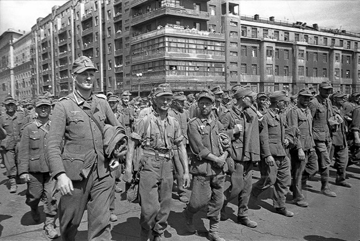 Немецкие военнопленные на площади Курского вокзала. Здесь заканчивался маршрут первой, большей части колонны пленных