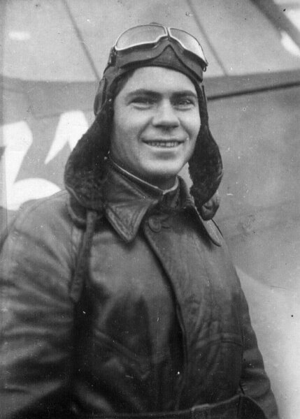 Петр Харитонов у своего истребителя Р-40, 1942 год