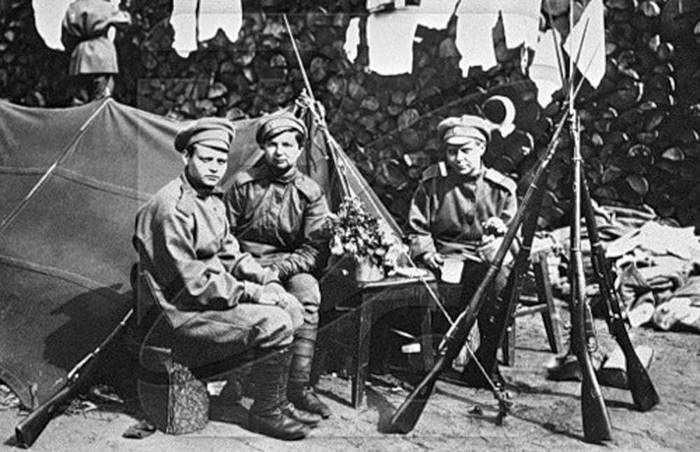 Мария Бочкарева со своими сослуживицами в полевом лагере, лето 1917 года