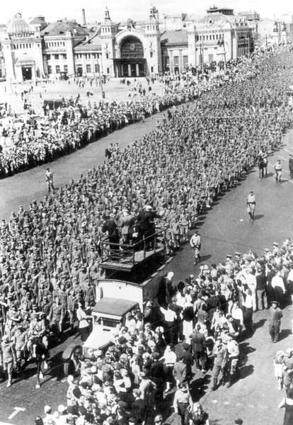 Колонна немецких военнопленных проходит через площадь Белорусского вокзала в самом начале «парада побежденных»