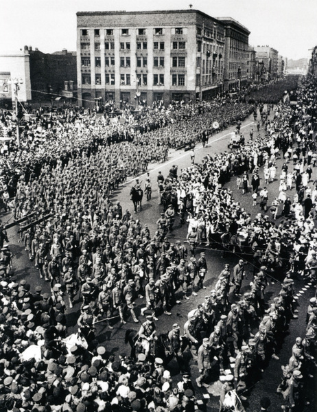 Колонна немецких военнопленных сворачивает с площади Маяковского на Садовое кольцо