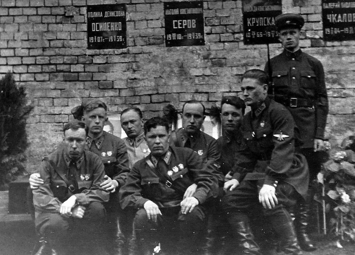 Товарищи Анатолия Серова возле его могилы в Кремлевской стене, 13 мая 1939 года. Первый слева — майор Михаил Якушин
