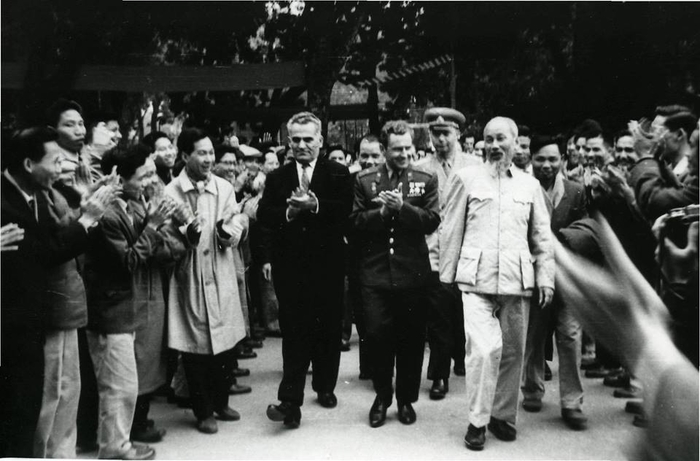Герман Титов во время визита во Вьетнам.