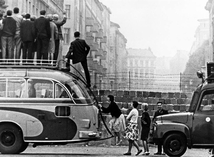 Жители Западного Берлина смотрят через только-только появившуюся Берлинскую стену на восточный сектор города, 1961 год