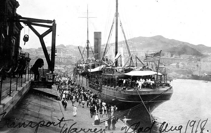 Американский транспорт «Уоррен», доставивший часть подразделений американского экспедиционного корпуса, в порту Владивостока, август 1918 года Файл: интервенция-транспорт