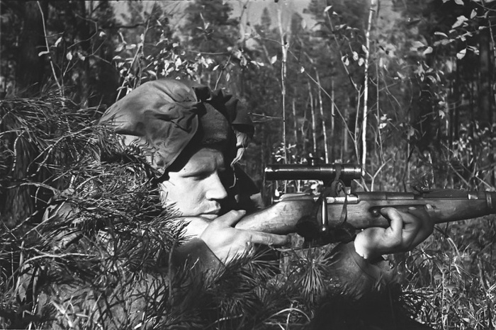 Советский снайпер с винтовкой Мосина