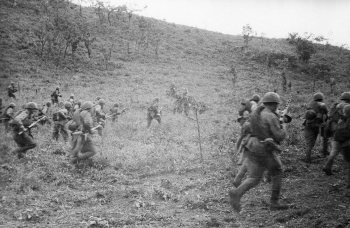 Солдаты 5-й армии 1-го Дальневосточного фронта переходят границу с Манчжурии