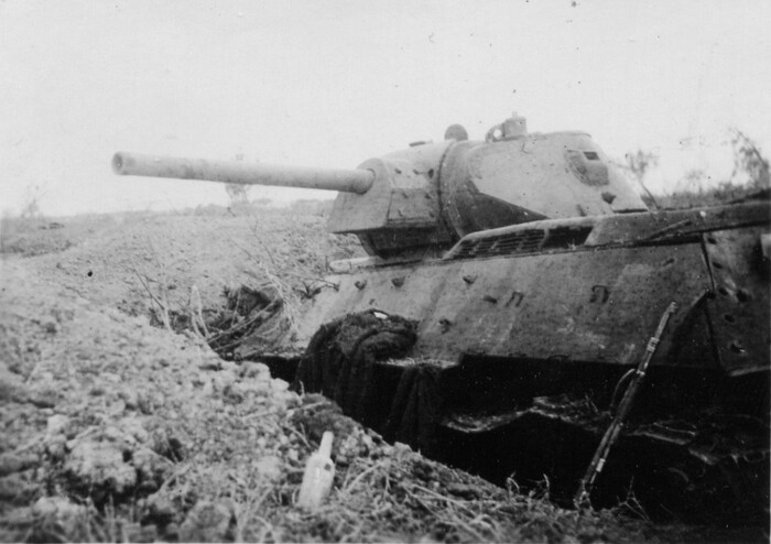 Подбитый Т-34 в капонире. Такие позиции позволяли советским танкистам сдерживать атаки наступающих танков 4-й танковой армии