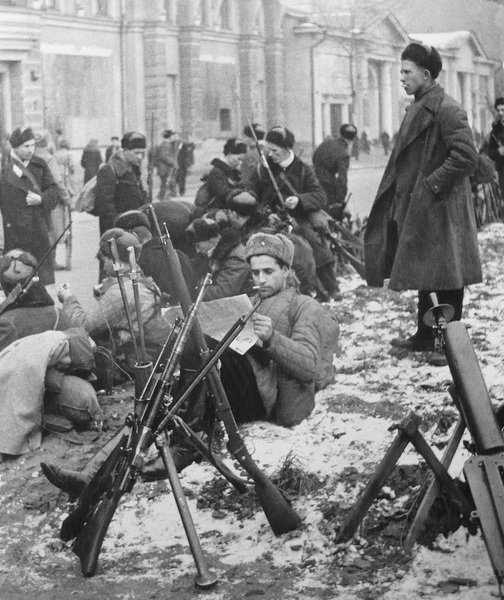 Бойцы одного из рабочих батальонов на Ленинградском шоссе в Москве. На переднем плане — составленные в пирамиду винтовки Лебеля и игольчатые штыки в ножнах к ним