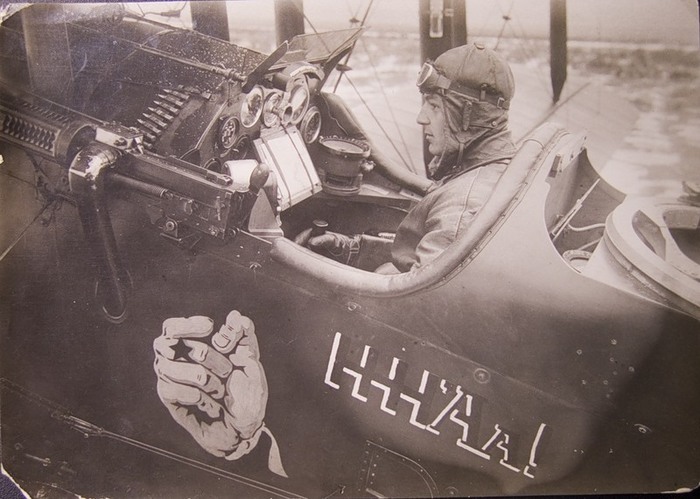 Летчик 19-го авиационного отряда «Дальневосточный ультиматум» в кабине своего самолета Р-1. На борту хорошо видна эмблема отряда: кулак с красной звездой и надпись «ННН’Аа!»