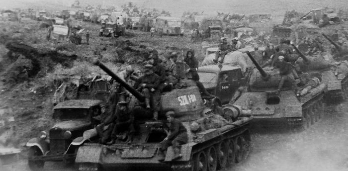 Советские танки и автомобили проходят по горному хребту Большой Хинган в Маньчжурии. Наступление в первые дни Маньчжурской операции осложнялось затяжными сильными ливнями