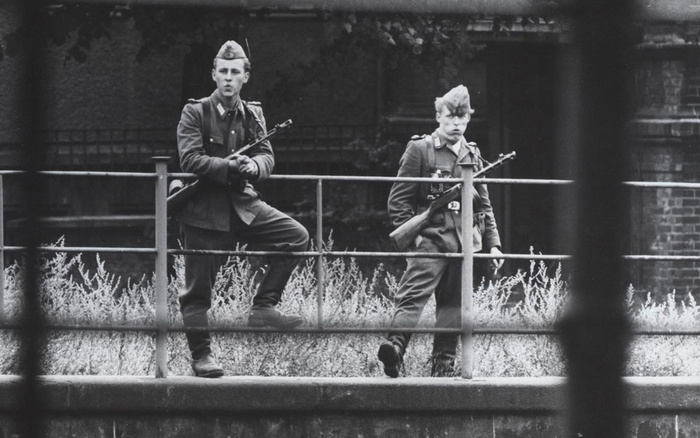 Восточногерманские солдаты патрулируют границу с Западным Берлином незадолго до начала строительства Берлинской стены