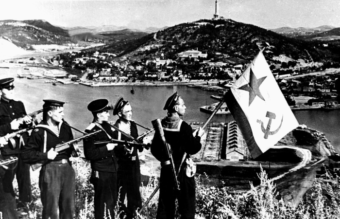Моряки Тихоокеанского флота водружают флаг военно-морского флота над Порт-Артуром, 22 августа 1945 года