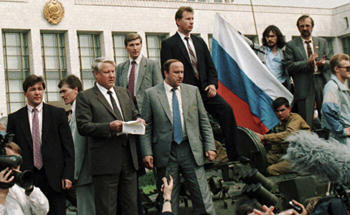 Ельцин произносит свою знаменитую речь с танка. У триколора стоит В. Золотов, тогда он был «либеральнее»