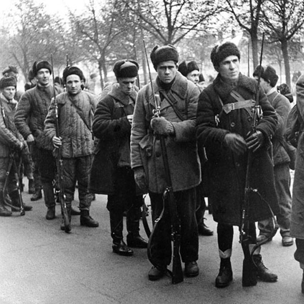 Бойцы московского ополчения, вооруженные винтовками Лебеля, перед отправкой на фронт, октябрь 1941 года