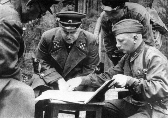 Командующий Резервным фронтом генерал армии Георгий Жуков с офицерами на совещании на командном пункте под Ельней, начало сентября 1941 года