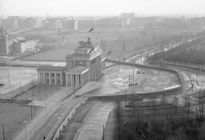 Берлинская стена в районе Бранденбургских ворот, середина 1960-х годов