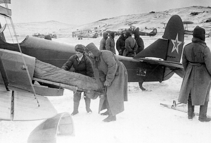 Эвакуация раненных с помощью специально модифицированного самолет У-2