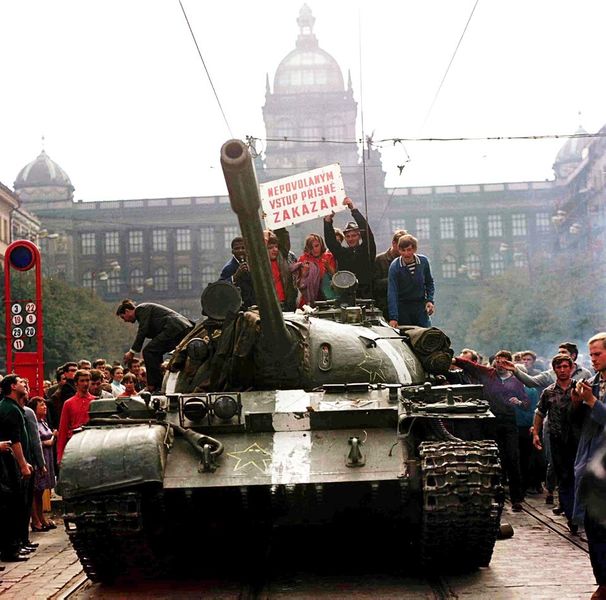 Протестующие пражане и советский танк