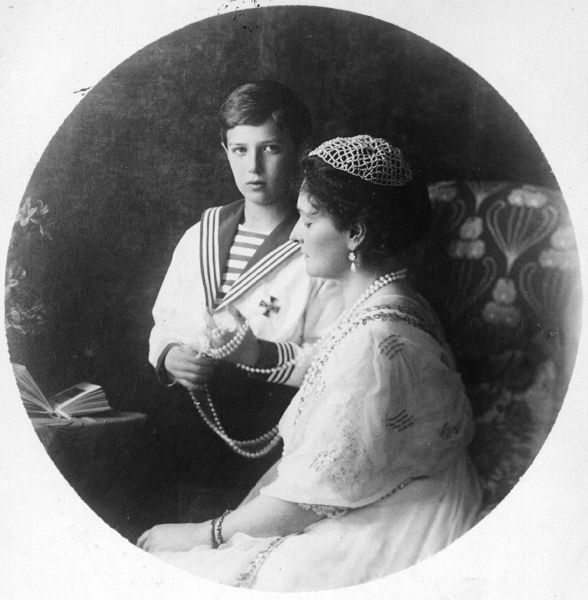 Алексей с матерью, императрицей Александрой Федоровной.