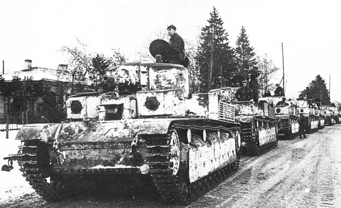 Танки Т-28 20-й тяжелой танковой бригады, в которой во время советско-финской войны служил лейтенант Зиновий Колобанов, выдвигаются к Карельскому перешейку, декабрь 1939 года