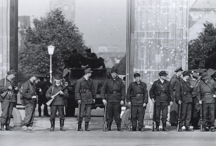 Оцепление из восточногерманских солдат возле Бранденбургских ворот в первый день строительства Берлинской стены 13 августа 1961 года