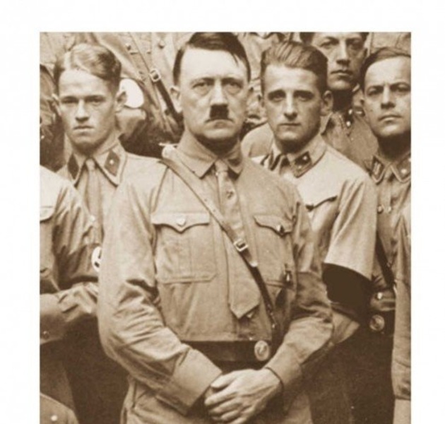 Отто Бисхайм справа от Гитлера