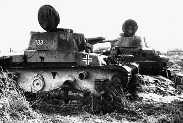 Подбитые чешские танки LT vs.35 из состава танкового подразделения Вермахта. Такие же танки составляли большинство в колонне, уничтоженной экипажем Зиновия Колобанова