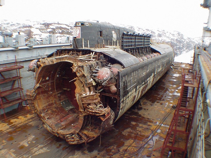 Общий вид подводной лодки «Курск» в осушенном плавучем доке ПД-50 в порту Росляково