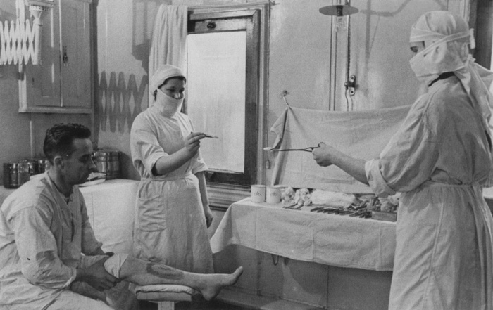 Женщины-медики делают перевязку раненому в вагоне военно-санитарного поезда №111 по пути в тыловой эвакогоспиталь