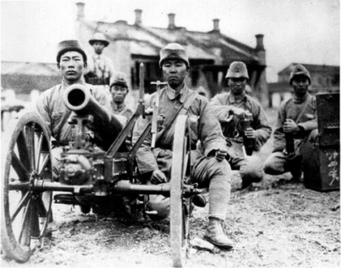 Бойцы Мукденской армии возле легкой полевой пушки, 1929 год