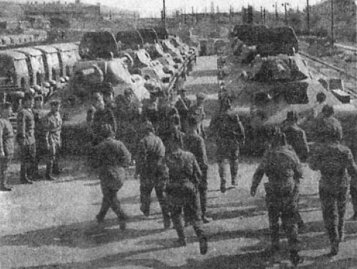 Танковые экипажи перед посадкой в танки на площадке Сталинградского танкового завода, лето 1942 года