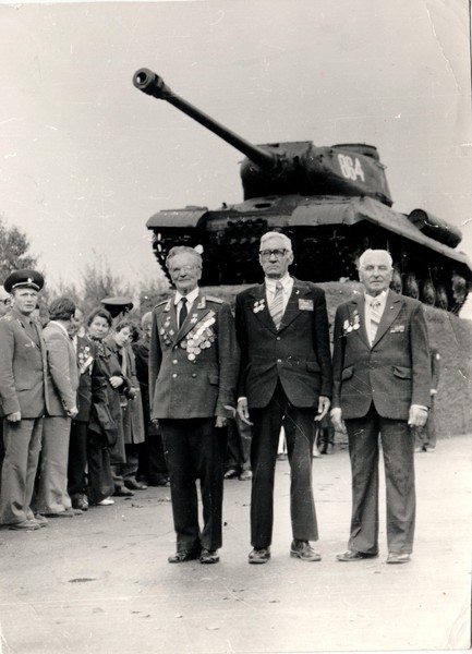 На церемонии открытия памятника на месте боя экипажа Зиновия Колобанова, 7 сентября 1983 года. Перед памятником стоят Зиновий Колобанов (крайний слева) и Андрей Усов (в центре)