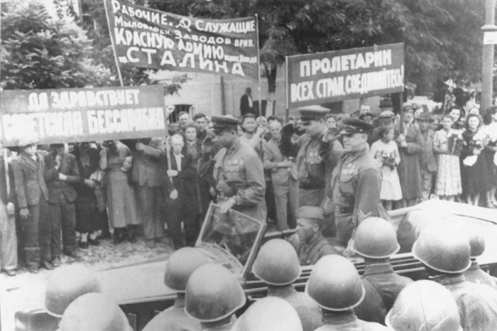 Командующий Южным фронтом генерал армии Георгий Жуков (стоит в автомобиле крайний справа) на военном параде в Кишиневе, 4 июля 1940 года
