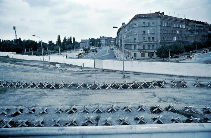 Вид на укрепленный участок Берлинской стены в городской черте со стороны Западного Берлина