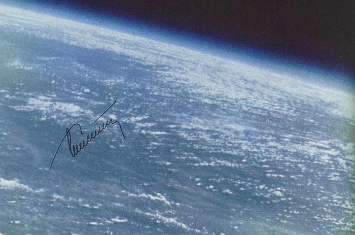 Кадр, сделанный Г.С. Титовым из космоса и автограф космонавта