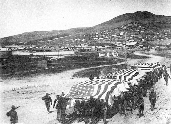 Железнодорожные платформы с телами американских солдат, погибших в одном из боев с красными партизанами на Дальнем Востоке