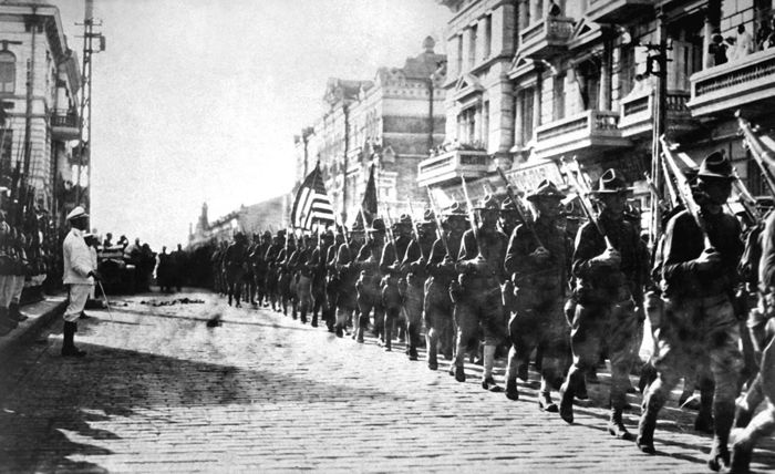Американские войска во время парада перед зданием Чехословацкого корпуса во Владивостоке, август 1918 года