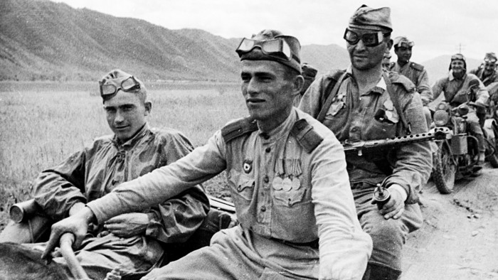 Колонна советских мотоциклистов на американских мотоциклах «Харлей-Дэвидсон» на марше в Маньчжурии
