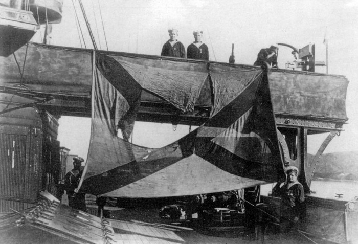 Андреевский флаг броненосного крейсера «Громобой» после боя в Корейском проливе, 16 (3 ст. ст.) августа