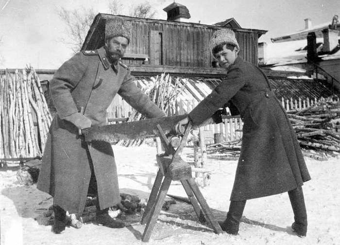 Цесаревич Алексей и Николай II в Тобольске.