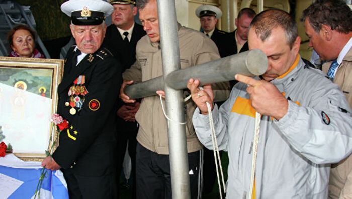 Памятный крест перед погружением на месте гибели подводной лодки «Курск»