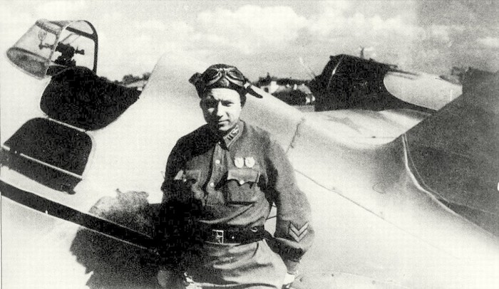 Майор Михаил Якушин у своего И-16 из состава пилотажной пятерки, которой он командовал после смерти своего друга Анатолия Серова