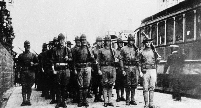 Отряд американских солдат на улице Владивостока, лето 1919 года
