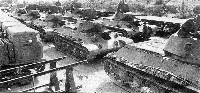 Танки Т-34 и тягачи СТЗ-5 на площадке Сталинградского танкового завода, лето 1942 года