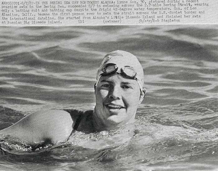 Линн Кокс в ходе своего судьбоносного заплыва между США и СССР