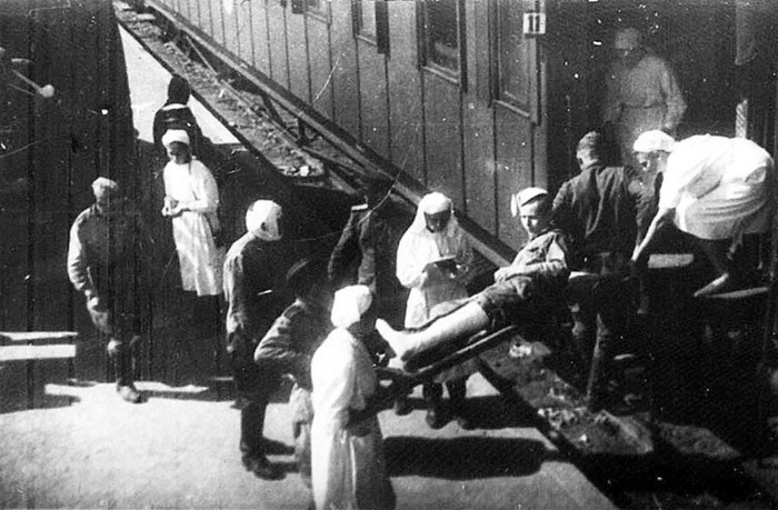 Персонал военно-санитарного поезда загружает раненных для отправки в тыловые эвакогоспитали, 1945 год