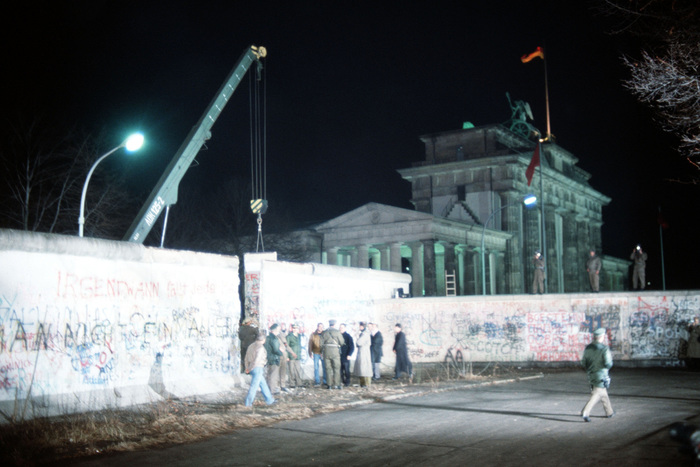 Демонтаж секции Берлинской стены возле Бранденбургских ворот, 21 декабря 1989 года