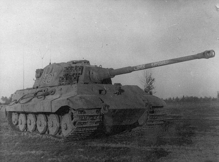Немецкий тяжелый танк T-VIB «Тигр-II» №502, захваченный во время боев на Сандомирском плацдарме